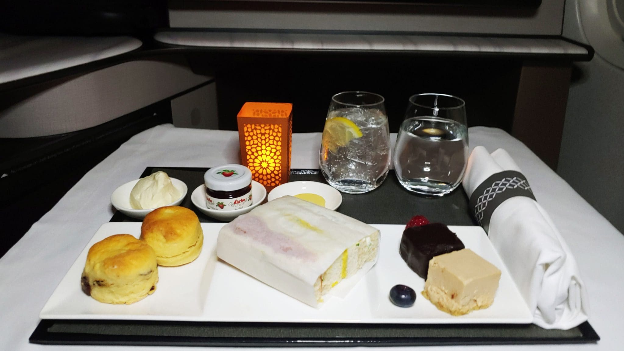 Qatar Airways Business Class Meals 2025: Inflight Guide.